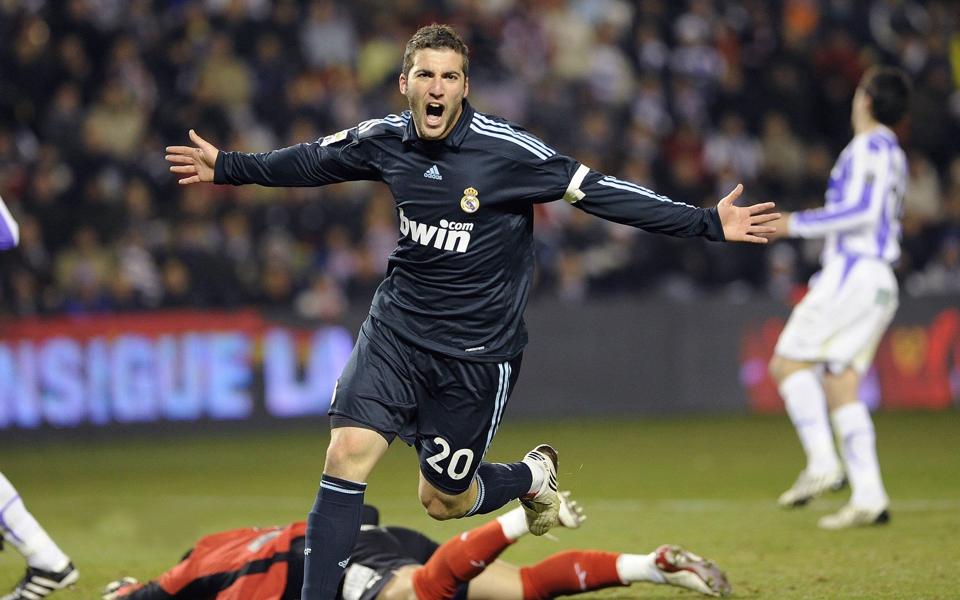 牙买加闪电终结蓝军时代，莱奥于年度焦点战宣告新王登基